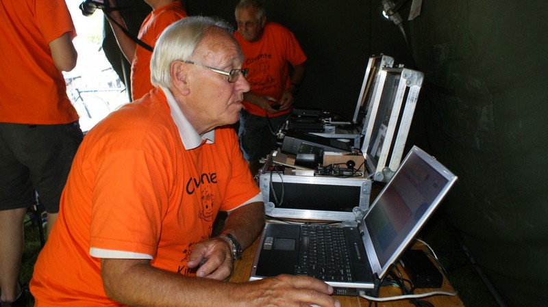 Jille PA1DV achter het HF station. Op de achtergrond Henk PA0HFT met het VHF station. 